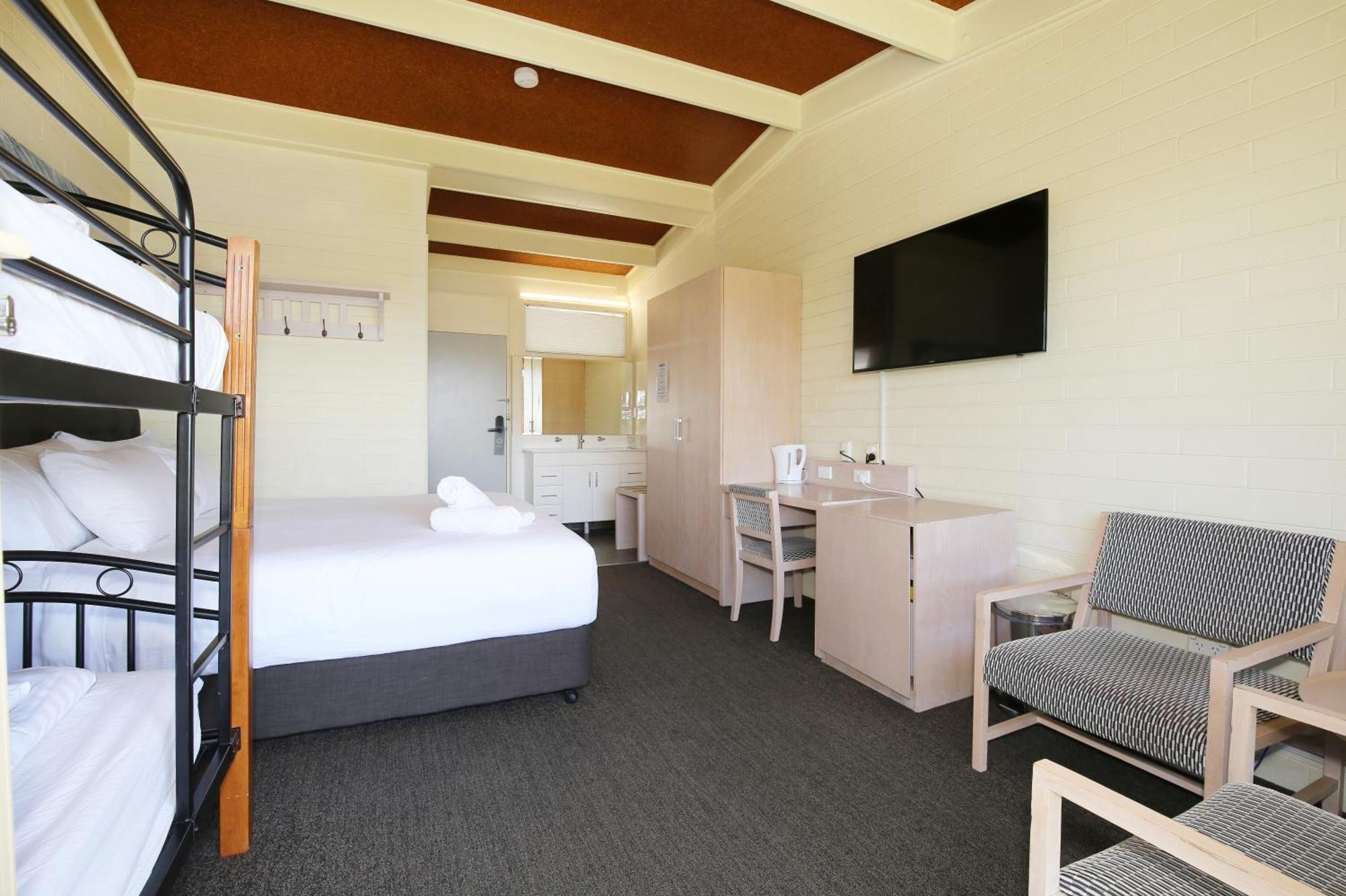 Lake Jindabyne Hotel Exterior photo