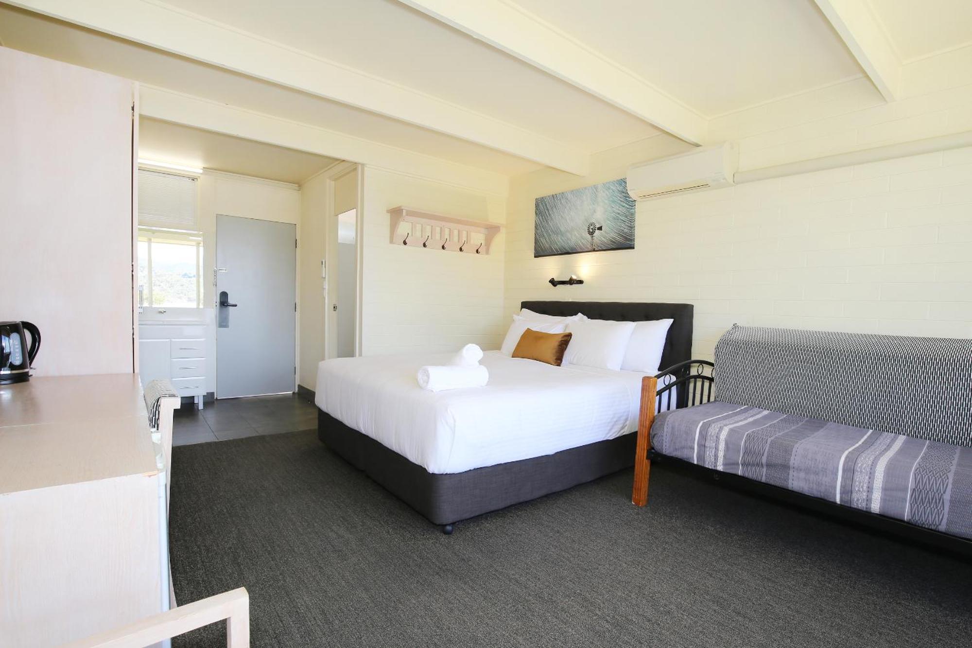 Lake Jindabyne Hotel Exterior photo