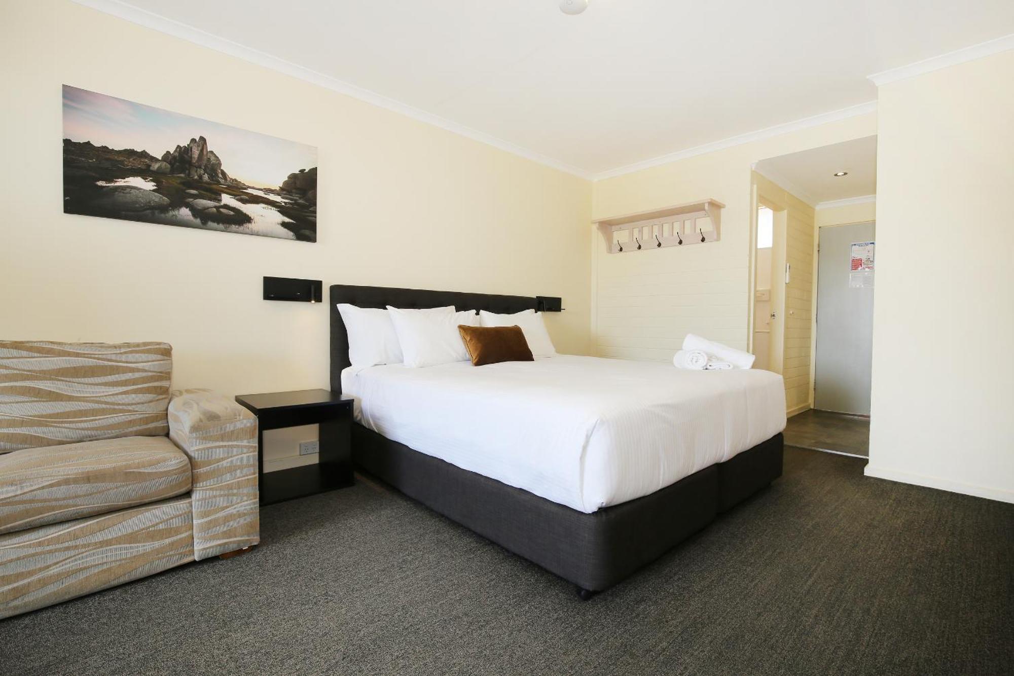 Lake Jindabyne Hotel Exterior photo