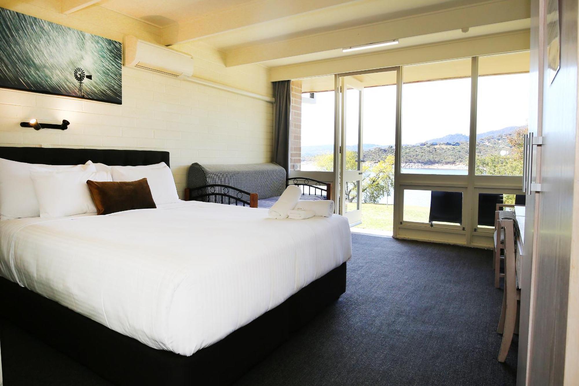 Lake Jindabyne Hotel Exterior photo