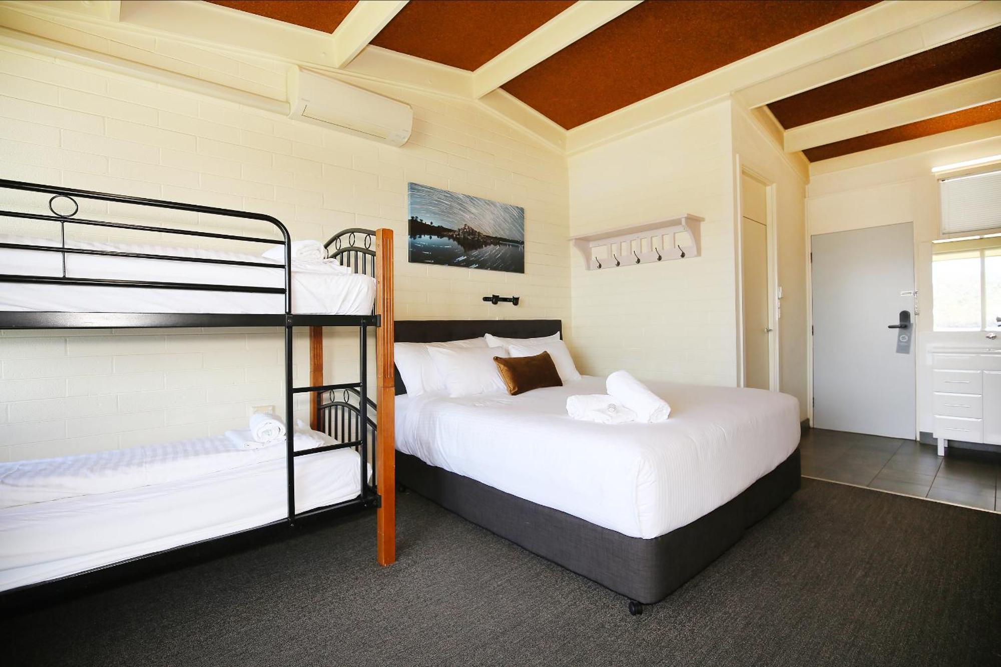Lake Jindabyne Hotel Exterior photo